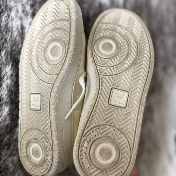 Veja V-90 Sneakers - Picture 7 of 9